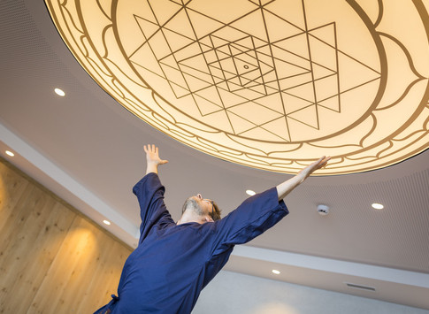 Mann beim Yoga im Wellness- und Yogahotel Feuerberg auf der Gerlitzen Alpe in Kärnten