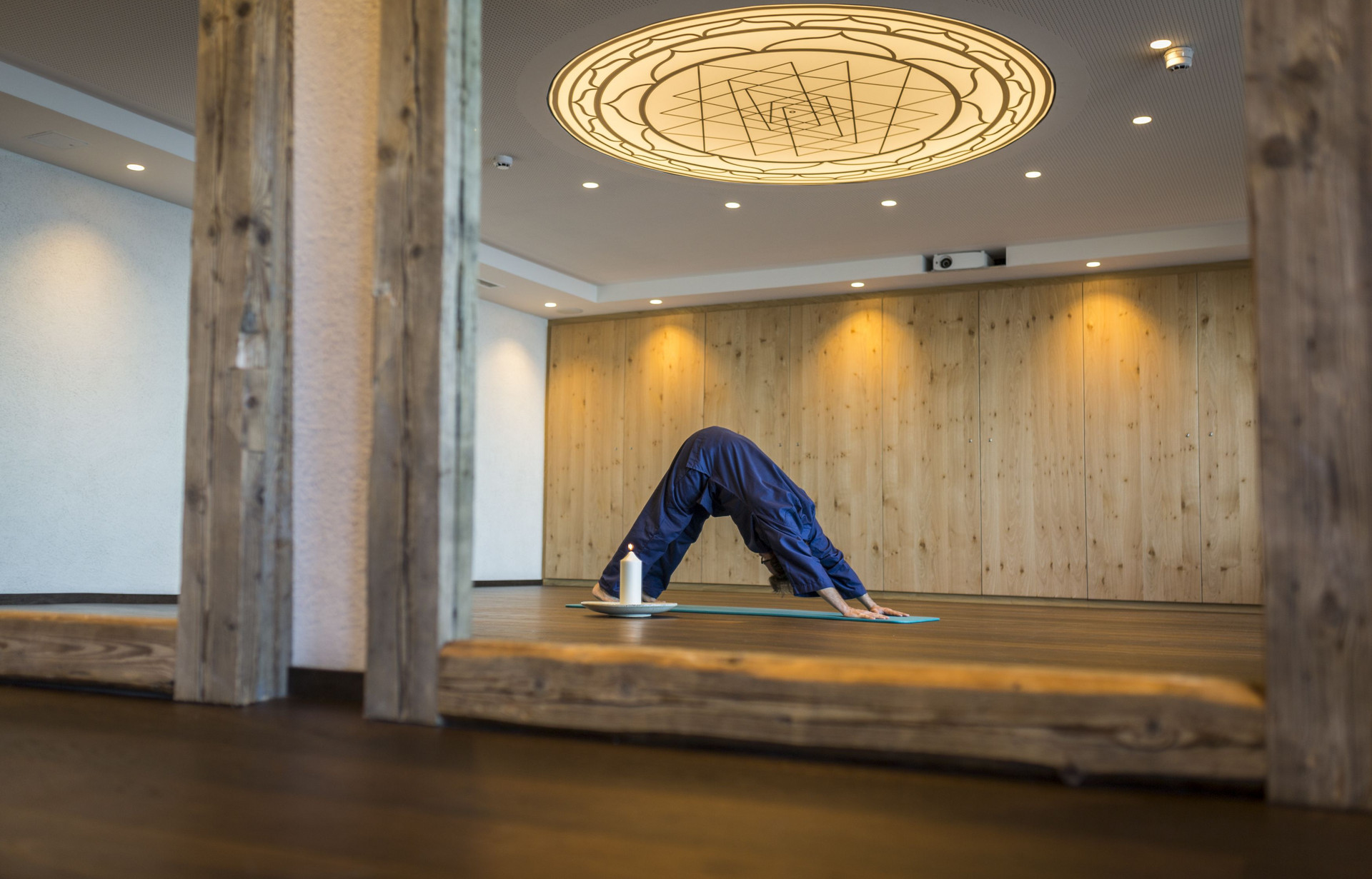 Mann beim Yoga im Wellness- und Yogahotel Feuerberg auf der Gerlitzen Alpe in Kärnten