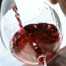 Rotwein wird in ein Glas eingeschenkt im Genussurlaub im Mountain Resort Feuerberg in Kärnten